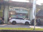 Orangtua-murid-berinisial-DS-40-nekat-menghalangi-pintu-masuk-gerbang-SMPN.jpg