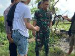 PENEMUAN-MAYAT-Petugas-polisi-bersama-aparat-TNI-dan-warga-saat-memeriks.jpg