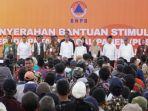 PRESIDEN-BANTU-PETANI-Presiden-Joko-Widodo-memberikan-bantuan.jpg