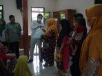 PT-BPI-saat-memberikan-bantuan-PMT-kepada-anak-yang-terindikasi-stunting-di-Desa-Depok.jpg