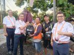 PT-KAI-Daop-4-Semarang-bagikan-paket-sembako-kepada-penjaga-perlintasan-swadaya.jpg