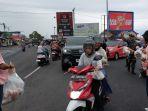 Paguyuban-Masyarakat-Karanganyar-membagikan-takjil-kepada-pengguna-jalan.jpg