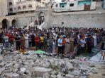 Palestina-melaksanakan-salat-subuh-Iduladha-di-halaman-Masjid-Omari.jpg