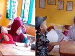 Pantas-Anak-SD-Tiap-Hari-ke-Sekolah-Sambil-Gendong-Adik.jpg