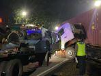 Para-pekerja-tengah-berupaya-melakukan-proses-evakuasi-truk-kontainer.jpg