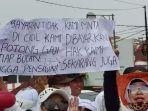 Para-pensiunan-guru-yang-berdemonstrasi-di-depan-kantor-walikota-Bandar-Lampung.jpg
