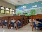 Para-siswa-SMPN-7-Batang-saat-berlindung-di-kolong-meja.jpg