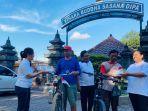 Para-wanita-yang-tergabung-dalam-organisasi-Wandani-PC-Slawi-bagikan-takjil.jpg