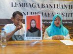 Pasangan-suami-istri-Mujiono-dan-Siti-Mariyantim-menangis-putrinya-tewas-dibunuh-di-Kendal.jpg