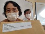 Pasutri-Ing-63-dan-suaminya-Jay-72-menunjukan-surat-permohonan-bantuan.jpg