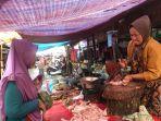 Pedagang-ayam-di-Pasar-Karangayu-Semarang-tampak-sedang-melayani-pembeli.jpg