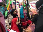 Pedagang-di-Pasar-Johar-Semarang-tampak-sedang-melihat-model-hijab.jpg