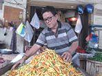 Pedagang-di-jalan-Pedamaran-Semarang-menyortir-cabai-rawit-merah-jelang-Ramadan.jpg