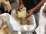 Pedagang-sembako-di-jalan-Pedamaran-Semarang-sedang-mengisi-gula-pasir.jpg