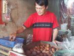 Pedagang-telur-ayam-di-Pasar-Pagi-Kota-Tegal-okt.jpg