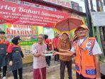 Pegawai-Alfamart-Purwokerto-saat-membagikan-nasi-kotak-pak.jpg
