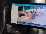 Pegawai-warung-makan-di-Desa-Megawon-saat-menunjukan-rekaman-CCTV.jpg