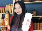 Pekerja-Sae-Wooden-asal-Mlonggo-Jepara-sedang-menyelesaikan-Tumbler.jpg