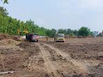 Pekerja-mengangkuti-sisa-pekerjaan-pembersihan-lahan-bakal-milik-Jokowi.jpg