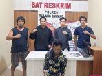 Pelaku-begal-duduk-tengah-yang-ditangkap-karena-membegal-temannya.jpg