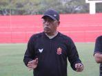 Pelatih-Persijap-Jepara-Salahudin-saat-memimpin-latihan-anak-asuhannya-di-Stadion-GBK.jpg