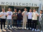 Pelatih-Timnas-U-20-Indonesia-Indra-Sjafri-berfoto-dengan-lima-pemain-Belanda-keturunan-Indonesia.jpg