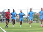 Pelatih-fisik-PSIS-Semarang-Alberto-Garcia-Kiri-mendampingi-latihan-per.jpg