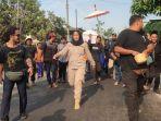 Pelayat-mengantarkan-jenazah-Danang-dari-rumah-duka-menuju-ke-TPU-Mandusenan-Sambirejo.jpg