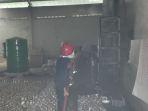 Pemadam-kebakaran-melakukan-pendinginan-oven-yang-terbakar-di-tempat-produksi.jpg
