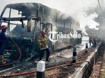 Pemadam-kebakaran-mengecek-kondisi-bus-pembawa-rombongan-wisatawan-dari.jpg