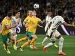 Pemain-Australia-Riley-McGree-tengah-saat-berlaga.jpg