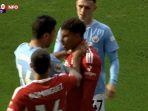 Pemain-Manchester-City-Rodri-mencekik-pemain-Nottingham-Forest-Morgan-Gibbs-White.jpg