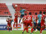 jateng/Pemain-PSIS-Semarang-Guilherme-Victor-Vitinho-ketika-melakukan-duel-udara.jpg