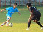 Pemain-Persiku-Kudus-Jr-berebut-bola-dengan-Safin-FC.jpg