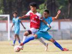 Pemain-Safin-Pati-beradu-dengan-pemain-tim-lawan-dalam-ajang-Piala-Gubernur-Jateng-2024.jpg