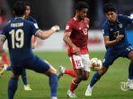Pemain-Timnas-Indonesia-Ricky-Richardo-Kambuaya-tengah-menguasai-bola-melewati-Tristan-Do.jpg