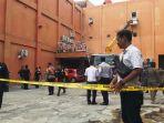 Pemasangan-garis-polisi-di-lokasi-kebakaran-Gedung-Karaoke-New-Orange-Tegal.jpg