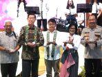 Pembagian-kue-Dies-Natalis-ke-58-FPB-UKSW-Salatiga.jpg