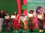 Pemberian-penghargaan-kepada-peserta-juara-lomba-menggambar-dan-menyanyi-bertajuk.jpg