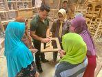Pemilik-Furncraftid-Haidar-Umar-saat-tengah-menerangkan-proses-pengerjaan-sebuah-produk-furnitur.jpg