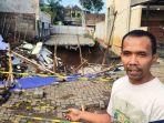 Pemilik-rumah-Ahmad-Subaidi-kaos-putih-berada-di-bangunann.jpg