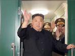 Pemimpin-Korea-Utara-Kim-Jong-Un-melambai-dari-kereta-pribadi-saat-ia-berangkat.jpg