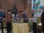 Pemotongan-tumpeng-oleh-Dekan-FKIK-UKSW.jpg