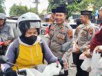 Pemotor-ibu-ibu-memegang-SIM-yang-baru-saja-dikeluarkan-di-Kendal.jpg
