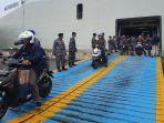 Pemudik-keluar-dari-kapal-perang-KRI-Banjarmasin-592-di-Pelabuhan-Tanjung-Emas-Semarang.jpg