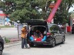 Pemudik-ubah-kabin-mobil-jadi-kasur-berjalan.jpg