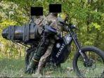 Penampakan-Pasukan-Ukraina-persenjatai-sepeda-listrik-dengan-rudal.jpg
