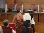Penampakan-Siti-Khotimah-23-saat-terjatuh-di-depan-Majelis-Hakim.jpg