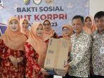 Penasihat-DWP-Kota-Pekalongan-Inggit-Soraya-saat-gelar-bakti-sosial.jpg