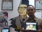 Pencipta-permainan-Siraja-Aris-Dwiyanto-menunjukkan-permainan-Siraja.jpg